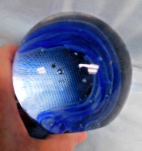 DYNASTY GALLERY GLAS BRIEFBESCHWERER WAVE GLOW KLAR ROYALBLAU 3 1/2 ZOLL NEU - Bild 1 von 5