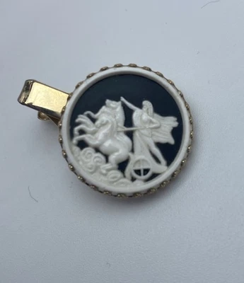 Clip de corbata de carro camafeo vintage, mediados de siglo blanco y negro hombre en carro Foto 1 de 4