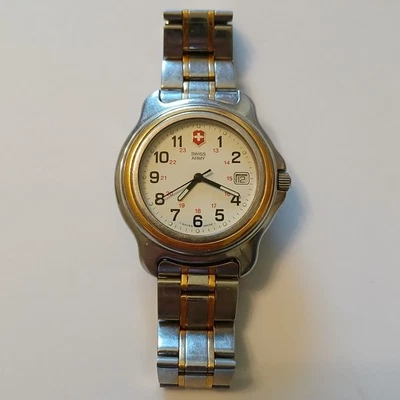 Reloj de cuarzo Victorinox Swiss Army para hombre dos tonos oficiales indicador de fecha Foto 1 de 4