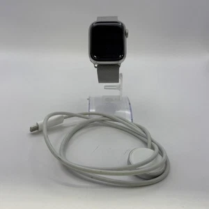 Apple Watch (Seria 7) 41mm srebrny stal nierdzewna z pętlą mediolańską (LTE) - bardzo dobry - Zdjęcie 1 z 5