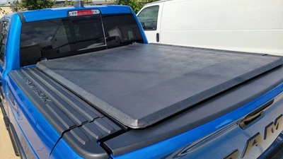 Tonneau Mopar Soft Tri-Fold genuino para 2019-2026 RAM 1500 con caja RamBox de 5,7 camas Foto 1 de 4