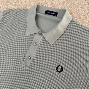 Camisa Polo Fred Perry Para Hombre Manga Corta Punto Waffle Tejido Azul Plateado - XL - Imagen 1 de 12