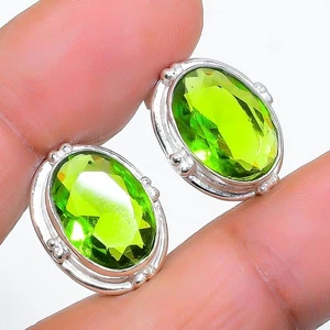 Pendiente de plata de ley 925 con piedras preciosas de peridoto verde tamaño 0,75" - Imagen 1 de 1
