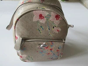 Guess Signature G taupe Blumenmuster doppelter Reißverschluss Fach Rucksack neu mit Etikett - Bild 1 von 8