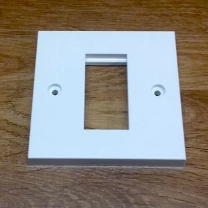 2x Kauden weiß 1 Gang Abdeckplatte für ein 25x50mm Netzwerk oder Telefon Modul - Bild 1 von 2
