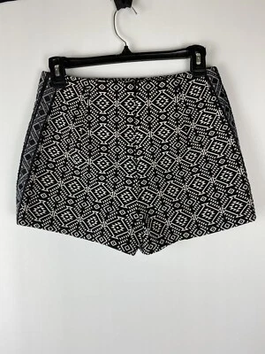 Urban Outfitters ECOTE Womens Shorts Size 4 Flat Front Side Zip Aztec Print € - Image 1 of 4