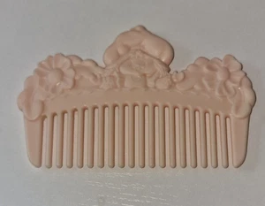 1984 Strawberry Shortcake ,Emily Erdbeer ,Berry Grown Up Purse,Kamm rosa ,Kenner - Picture 1 of 2