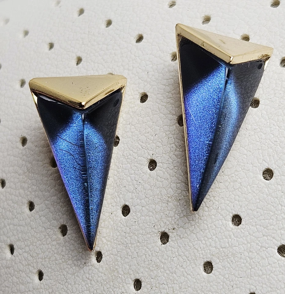 Brincos pirâmide triângulo lucite opalescente azul Alexis Bittar - Imagem 1 de 4