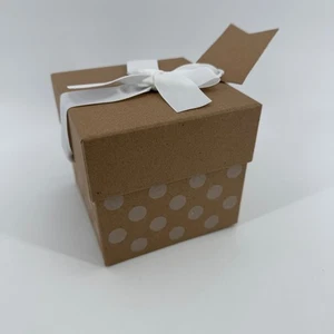Lote de 24 cajas de regalo de papel Spritz Kraft blancas con etiquetas de cinta de lunares cuadradas de 4,25" - Imagen 1 de 10