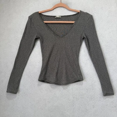 Camisa Intimately Free People para mujer pequeña gris a rayas cuello en V manga larga acanalada Foto 1 de 4