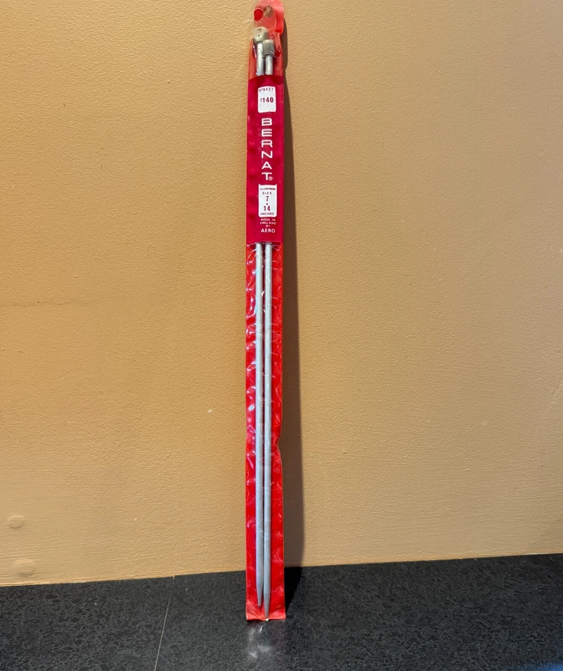 Agujas de tejer Bernat tamaño 7, 14" plástico, 4 mm #6427 hechas por Aero England Foto 1 de 1