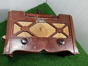 Farnsworth Model ET-066 Tube Radio still works - Picture 1 of 12