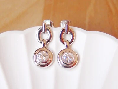 Pendientes colgantes de plata de ley 925 chapados en rodio con eslabones de cadena de moissanita Foto 1 de 4