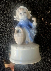 Vintage Porzellan Figur Mädchen mit Regenschirm und Blumenkorb, Spieluhr - Bild 1 von 5