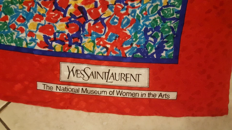 Bufanda de seda vintage Yves Saint Laurent museo nacional de la mujer en las artes Foto 1 de 4