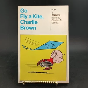 "Go Fly A Kite Charlie Brown" Charles M Schulz, Holt Reinhart Winston, c.1970 - Picture 1 of 3
