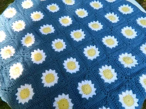 Beautiful Daisy, Granny Square Afghan, 40" x 48" , New and Unused - Bild 1 von 3
