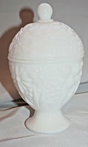 AVON MILCHGLAS FRÜHLINGSBLUMEN MIT FUSS BONBONSCHMUCK DECKEL KOMPOTT - 70er Jahre - Bild 1 von 1