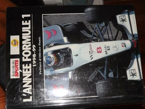 25$$ Livre L'Année Formule 1 1998-99 Schumacher Irvine Panis Hill Trulli Alesi - Picture 1 of 1