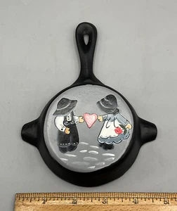 Vtg Hand Painted Cast Iron Skillet Ashtray Children Couple Heart Scene Farmhouse - Picture 1 of 3