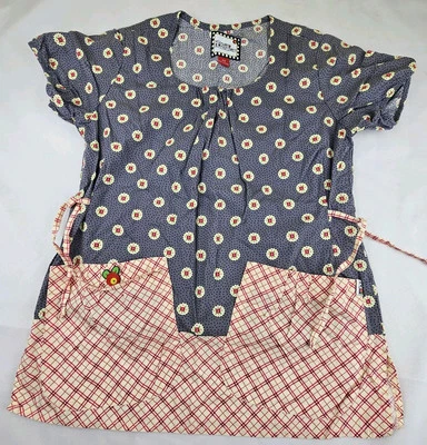 Blusa Médica Mary Engelbreit XS para Mujer Cuello Redondo Corbata Lateral Gris Estampado Pit To Pit 18 Foto 1 de 4