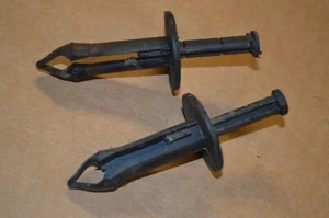 Chevy Equinox 2005-09 OEM PARACHOQUES DELANTERO/TRASERO INTERIOR SOPORTE PASADORES DE EMPUJE - Imagen 1 de 1