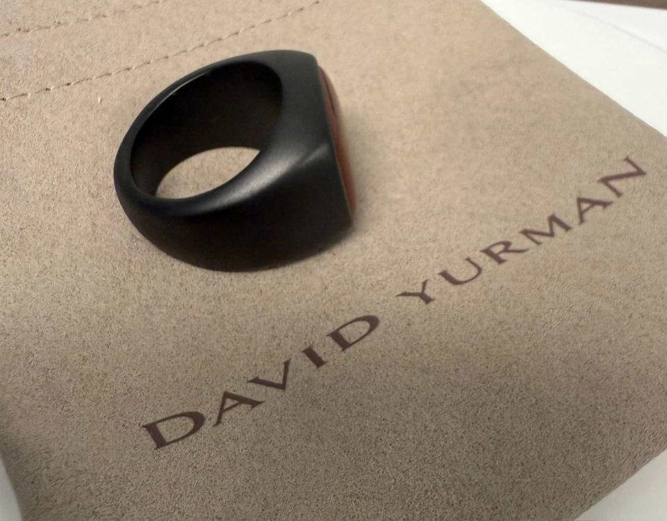 Anillo de sello de cornalina de titanio negro para hombre David Yurman talla 10 Foto 1 de 4