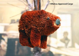 ADORNO DE OSO MARRÓN BURI CAJA Y BARRIL -NUEVO CON ETIQUETAS- UN COMPAÑERO TIERNO PARA GARRAS DE SANTA - Imagen 1 de 6