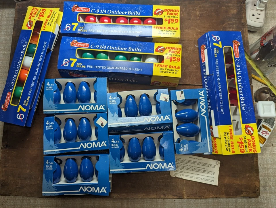 Luces de Navidad de exterior vintage bombillas incandescentes azules y de colores Tailandia Noma Foto 1 de 4