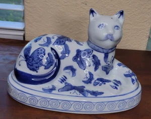 Statua Gatto Porcellana Blu Chinoiserie, Farfalle Gattino Dipinta A Mano Vintage - Foto 1 di 14