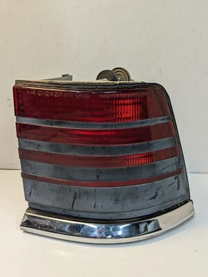 Luz trasera convertible Chrysler Lebaron Turbo cupé 4399534 lado del pasajero  Foto 1 de 4