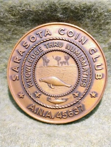 CLUB DE MONEDAS SARASOTA ~ A.N.A. 456637 ~ MEDALLA NUMISMÁTICA ~ (2 1/4" de ancho) - Imagen 1 de 2