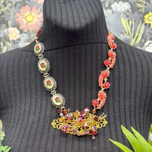 Verzierte Krone Schmuck Assemblage Granat Strass Kreuzstich Plexiglas Halskette - Bild 1 von 13