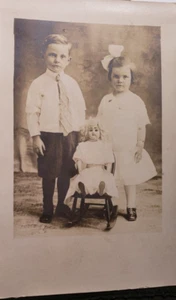 Mary Boy antike Porzellan Puppe Schaukelstuhl RPPC Postkarte - Bild 1 von 3