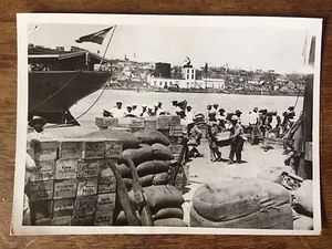 P4/ PHOTOGRAPHIE de PRESSE ARGENTIQUE "HAITIENS MASSACRES A SAINT DOMINGUE" - Picture 1 of 3