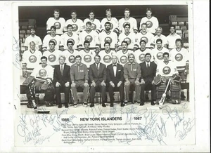 1986-87 N.Y. Islanders B & W Team Photo w/ 23 signatures (blue ball point)  - Picture 1 of 1