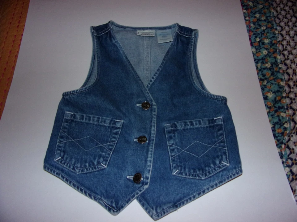 Arizona: Chaleco azul sin mangas pequeño con botones 4T para niñas. Foto 1 de 3
