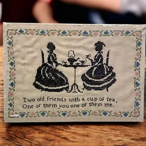 Vintage Kreuzstich Muster zwei alte Freunde Teeblumen montiert 14,5” x 10” - Bild 1 von 8
