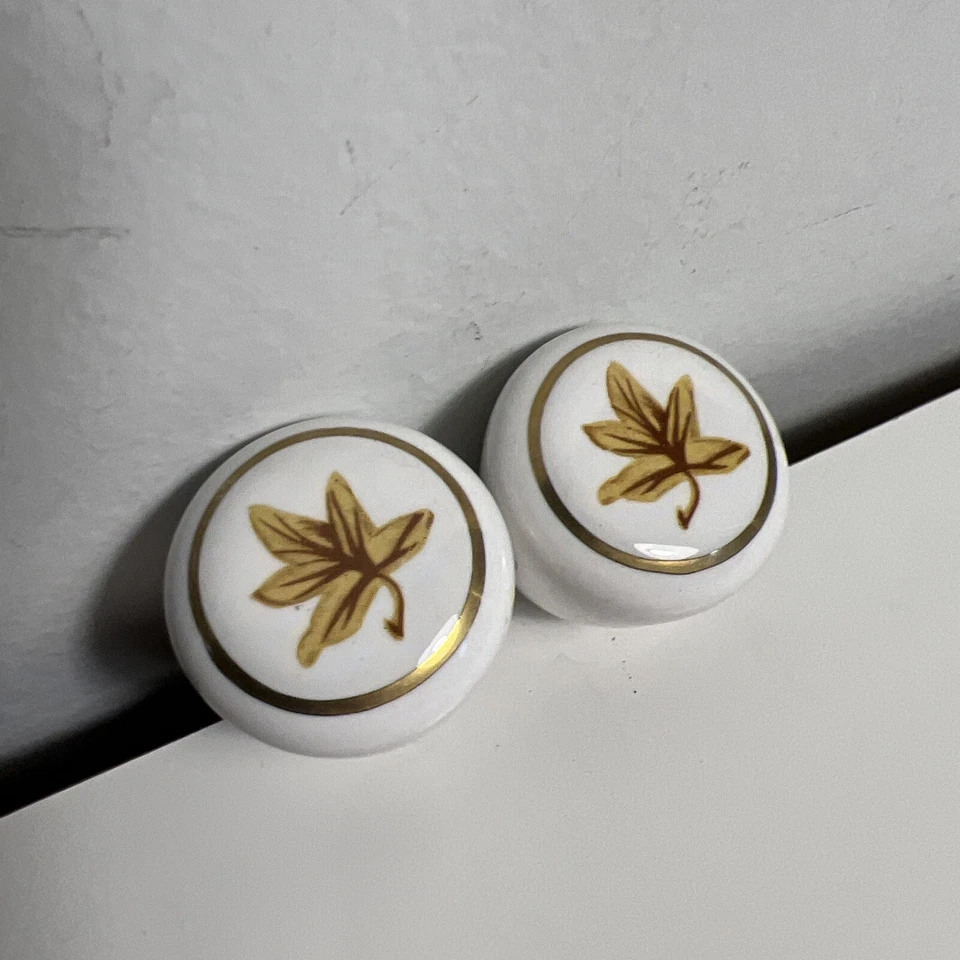 Antiguo par de herrajes de perilla de cajón de porcelana vintage para tirar de hojas de arce dorado Foto 1 de 4