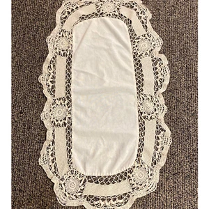 Table Runner Dresser Scarf Doily Hand-made Crocheted Design Vintage - Picture 1 of 5