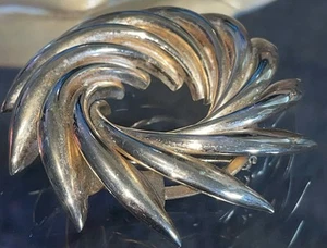 Vintage große goldfarbene Wirbel Brosche Anstecknadel unsigniert schön Nachlass Statement  - Bild 1 von 6