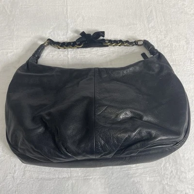 Bolsa de ombro Sigrid Olsen amanteigada preta couro de vaca hobo alça corrente - Imagem 1 de 4