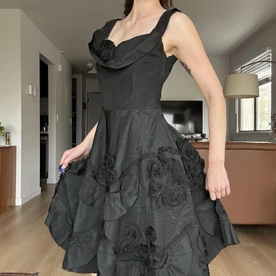 Vestido de noche con escote corazón de tafetán negro de los años 50 Foto 1 de 4