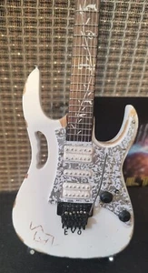 Steve Vai - Ibanez Distressed White JEM EVO 1:4 Scale Replica Guitar ~Axe Heaven~ - Bild 1 von 7