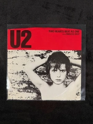 U2 ~ Two Hearts Beat as One/Endless Deep 7" 45 1983 Island w Pic. Slev. VG/VG+ Foto 1 de 4