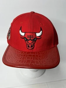 RARO Chicago Bulls Gold Pro Estándar Ajustable Sombrero Gator Cuero como Visera - Imagen 1 de 12