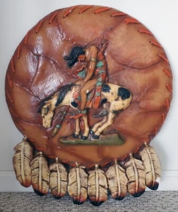 Vintage Indianer Indianer auf Pferd Keramik Wandrelief Kunst, 24,5" x 20" - Bild 1 von 11