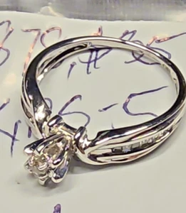10 Karat massiver Weißgold Solitär Diamant Ring (U8CH) - Bild 1 von 12