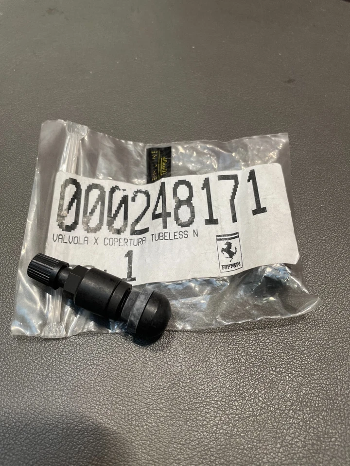 Válvula de neumático negro Ferrari 488/599/612/812/F12 #248171 Foto 1 de 1