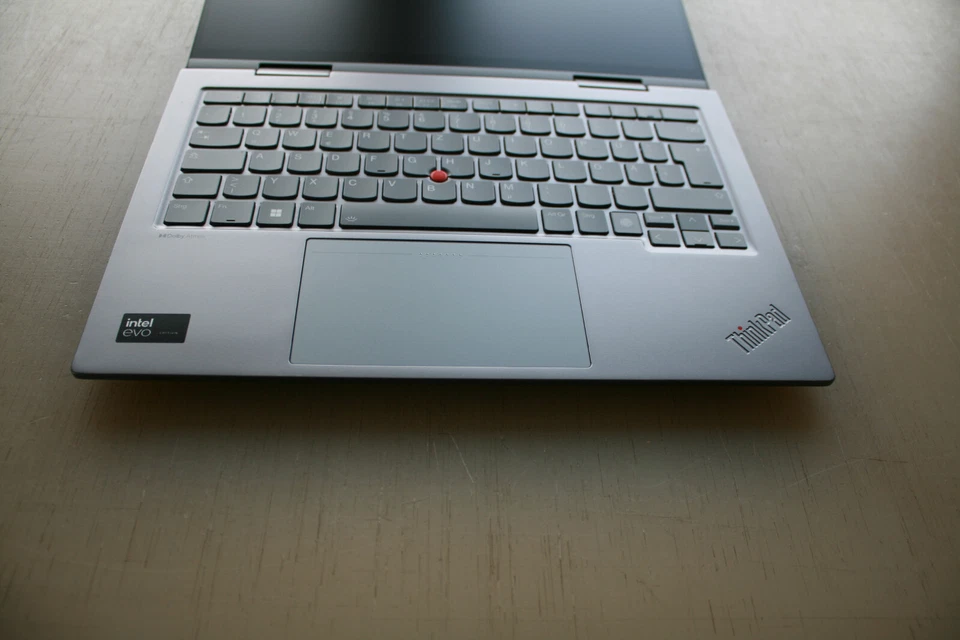 Lenovo ThinkPad X1 Yoga Gen 8 14 Zoll 400 Nits (512GB SSD, Intel Core i7-1355U, 5,00 GHz, 16GB, Windows 11 Pro Deutsch, Fibocom L860-GL-16 WWAN) Konvertierbarer 2-in-1 - Storm Grey